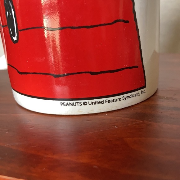 Vintage peanuts Snoopy sleeping on red dog house roof - Picture 2 of 6